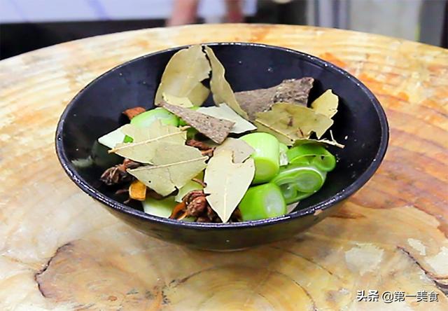 炖牛腩正宗做法，土豆炖牛腩的正宗做法（厨师长分享土豆炖牛腩的做法和技巧）