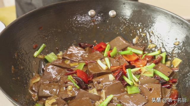 麻辣鸭血做法大全，鲜香滑嫩不破碎