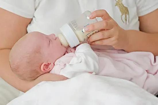 宝贝不喝奶粉怎么办，新生儿不喝奶粉怎么办（解决婴儿不吃奶粉的问题）