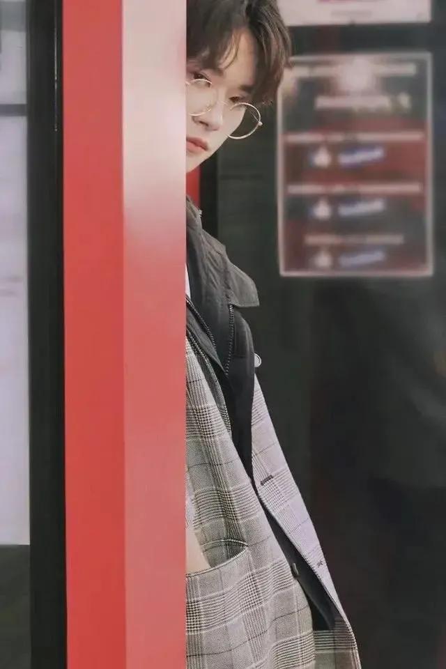 易烊千玺的图片，易烊千玺头像微信（喜欢这个词太肤浅我对你的感觉不止如此）