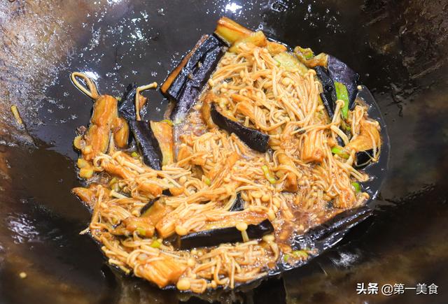 金针菇用不用焯水，金针菇到底焯水不（金针菇与茄子一锅焖你吃过吗）