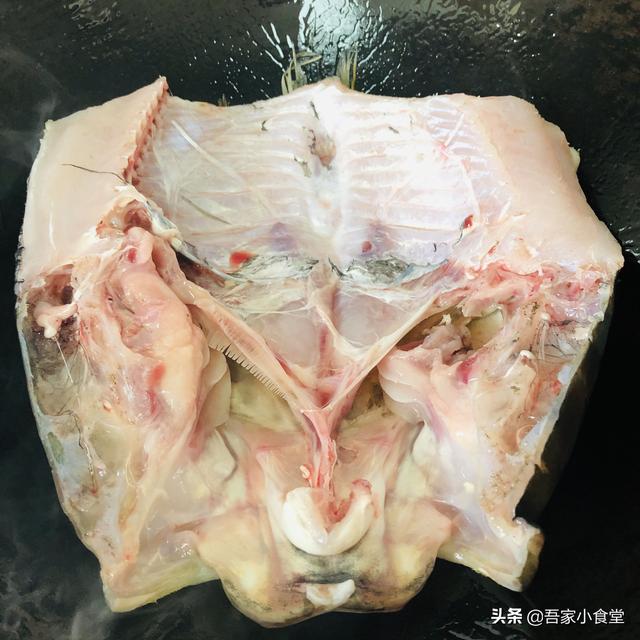 花鲢鱼头炖豆腐，花鲢鱼头豆腐汤的正宗做法（鱼肉鲜嫩豆腐细腻入味）