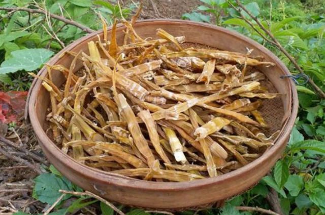 笋干怎样晒又嫩又好吃，怎样晒笋干嫩又好吃（笋干直接放水里泡就错了）