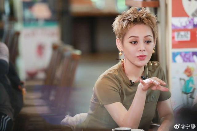 宁静年轻时有多大，古装公子扮相难掩帅气