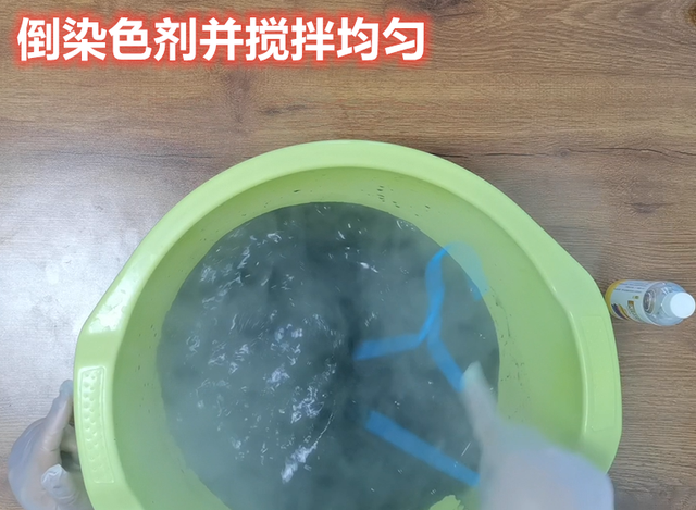 衣服褪色了怎么恢复原来的颜色，衣服掉色了怎么能恢复原来的颜色（被腐蚀褪色的衣服不要扔）