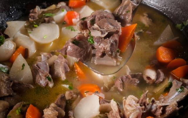 羊肉怎么炖好吃，羊肉怎么炖好吃又营养（炖羊肉牢记“3加4不加”）