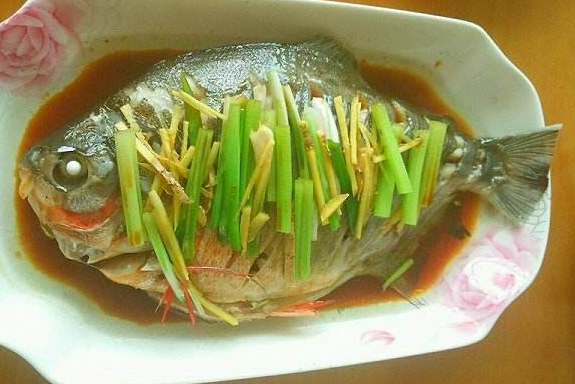 清蒸鲟鱼的做法和步骤，清蒸鲟鱼的正宗做法（不会做“清蒸鱼”）