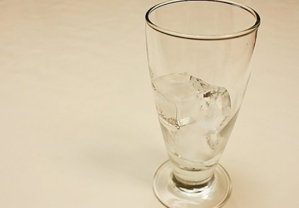 去冰和常温有什么区别，奶茶去冰和常温是一个意思吗（去冰为什么饮料还是冰的）