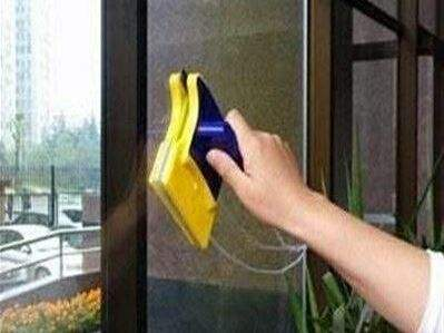 玻璃怎么擦才干净，怎样擦出来的玻璃又干净不落灰尘（在水里兑点“盐”）