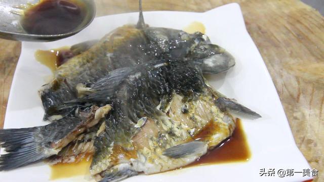 鲫鱼熬汤用刮鳞吗，鲫鱼熬汤用刮鳞吗用什么刀（端上桌就是一道不错的待客菜）