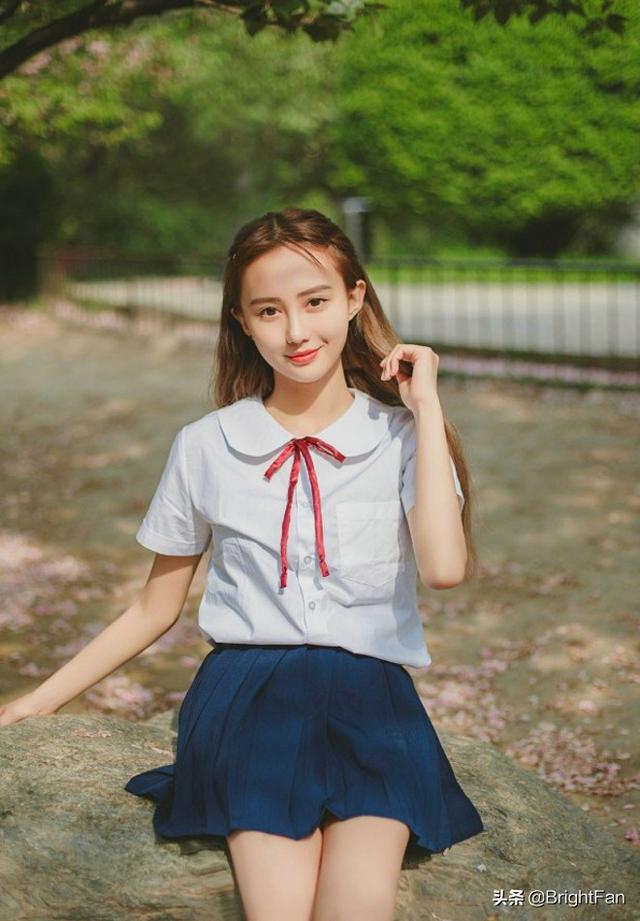 校服女生头像微信，校服女生头像（90后校花美丽校服气质养眼甜美午后写真图片）