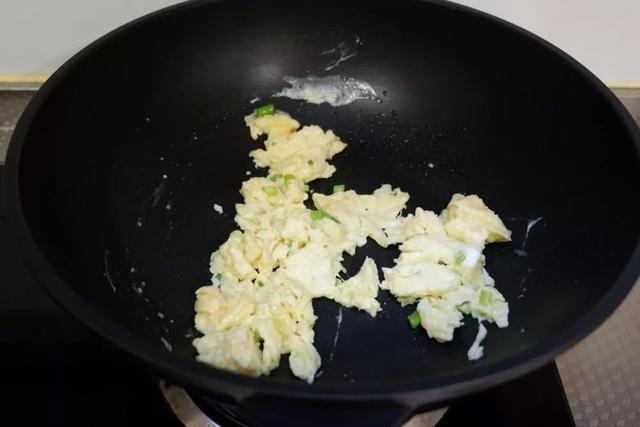 国槐花、洋槐花和红槐花三者的区别，洋槐和槐花有什么区别（槐花分三种，只有一种能吃）