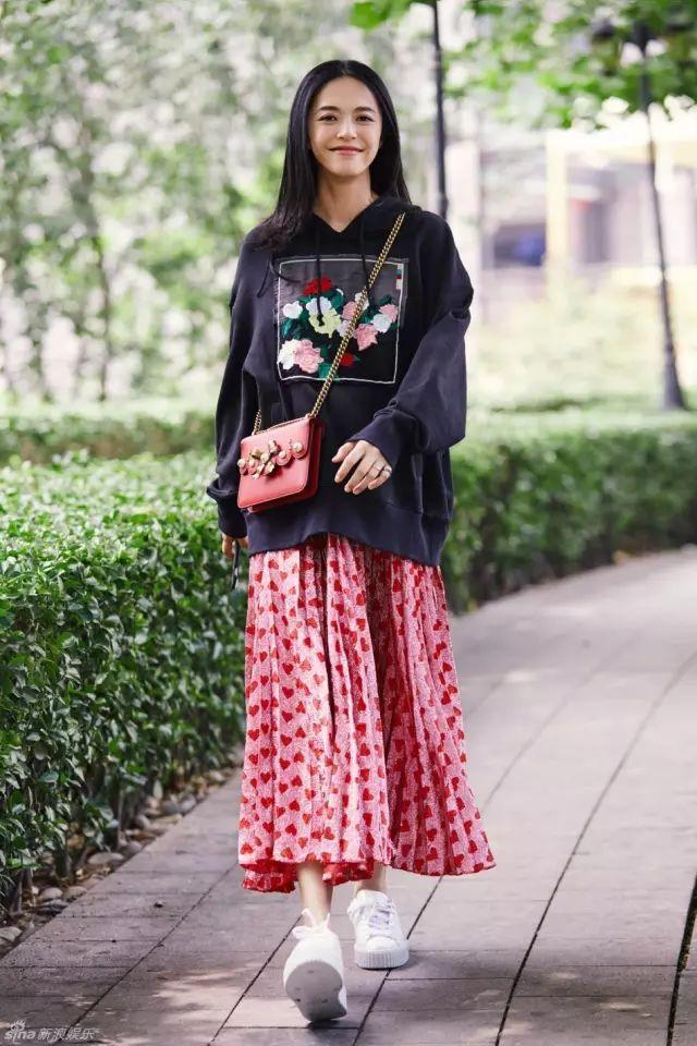卫衣半裙早秋混搭时髦有女人味，卫衣＋半裙＝时髦又有女人味的早秋穿搭