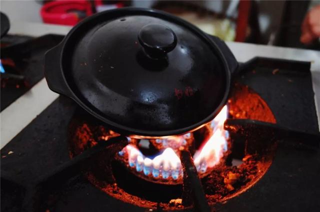 砂锅的用途和好处，砂锅的用途和好处特点（贵州人的冬天缺它不可）