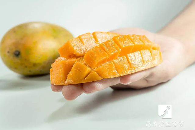芒果皮可以吃吗，芒果的皮可以吃吗（芒果身上扎一根牙签）