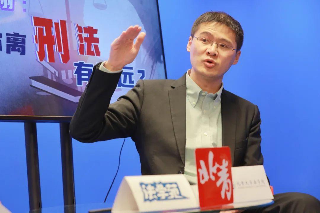 罗翔讲把张三推倒致轻伤(张三掉河李四救罗翔)