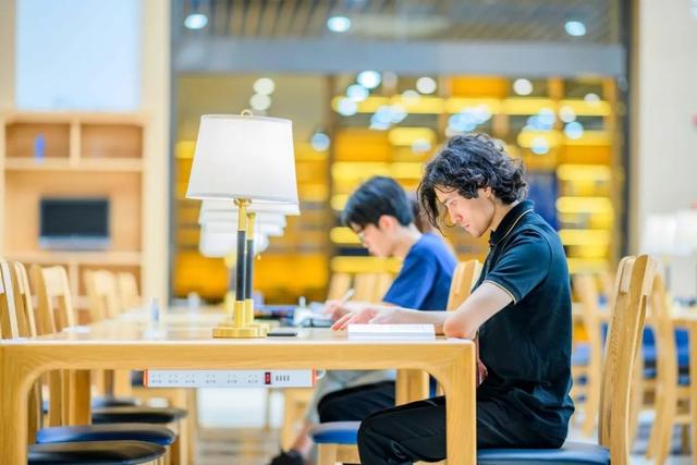 华东理工大学图书馆，华东理工大学图书馆对外开放吗（“云游”沪上37所高校图书馆）