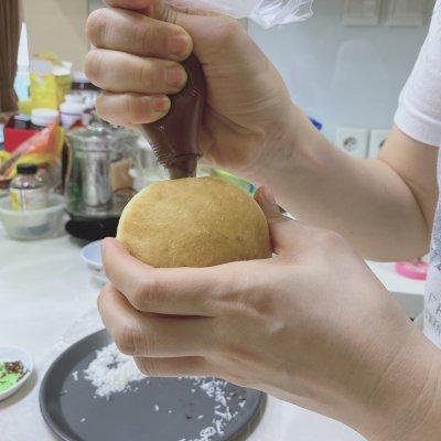 怎么做甜甜圈简单做法，怎么做甜甜圈简单做法不用烤箱（百吃不厌的家庭版甜甜圈）