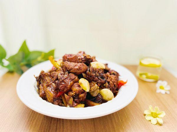 公鸡怎么做好吃，公鸡和母鸡哪个营养价值更高（家乡小公鸡红烧真的美味到爆）