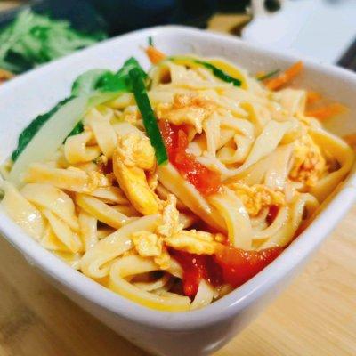 手擀面条的做法步骤，简单手擀面条（大厨原来这么好当）