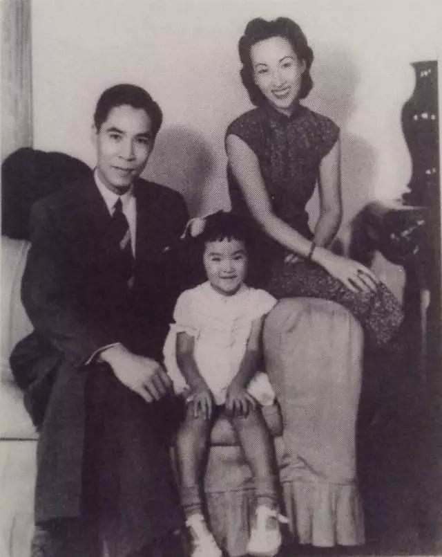 书架背景图 生活在阴沟里依然有向往星空的权利，书架背景图片超清（90岁依旧如同女王）