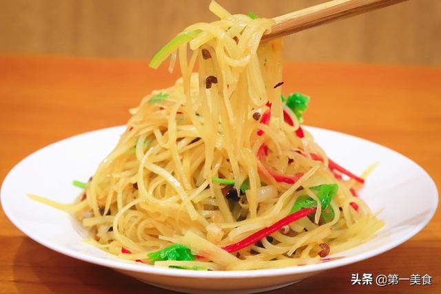 凉拌土豆丝的家常做法,凉拌土豆怎么做最好吃(多加一步,土豆丝清脆