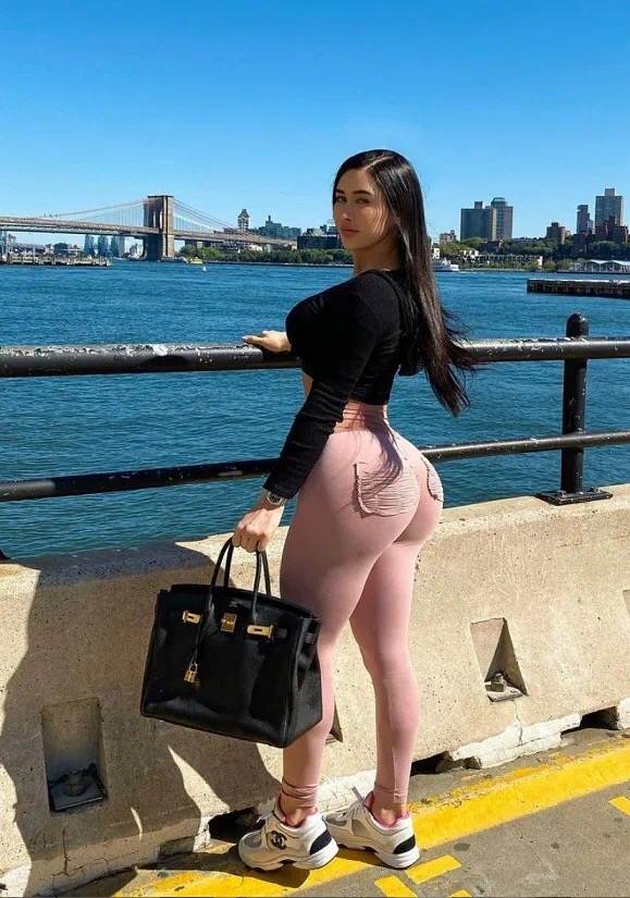 据悉,约瑟琳出生于美国加利福尼亚州,从17岁就开始当模特,拍广告.