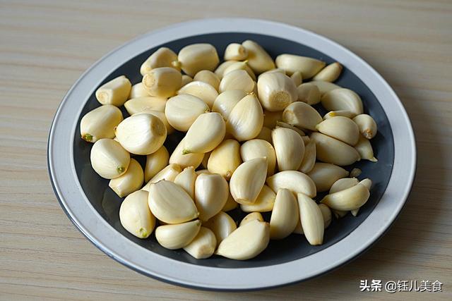 腌腊八蒜的正确方法盐比例，只要2天就能腌出漂亮翡翠色