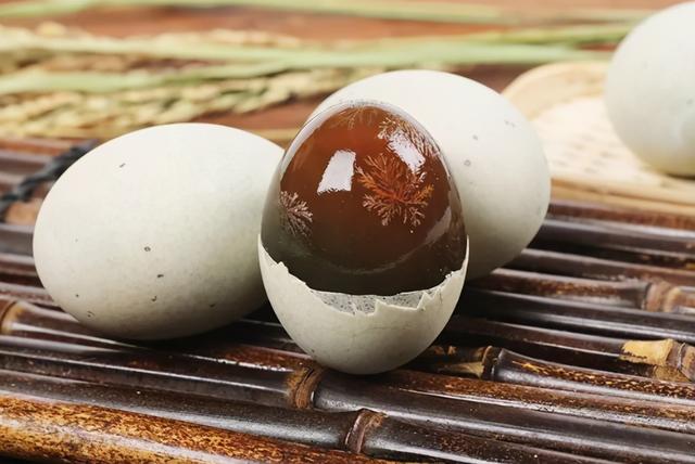 皮蛋坏了是什么样的，小贩自己也不会吃（皮蛋坏了是什么样的图片）