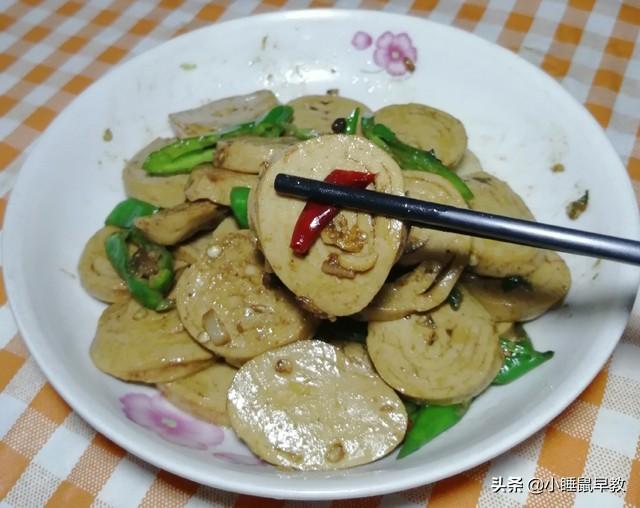 青椒炒素鸡的家常做法，青椒鸡怎么炒好吃家常做法（家常青椒炒素鸡）