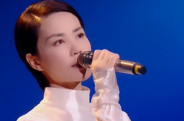 春晚假唱是谁，春晚假唱是谁唱的（舞台还给歌手和喜剧演员）