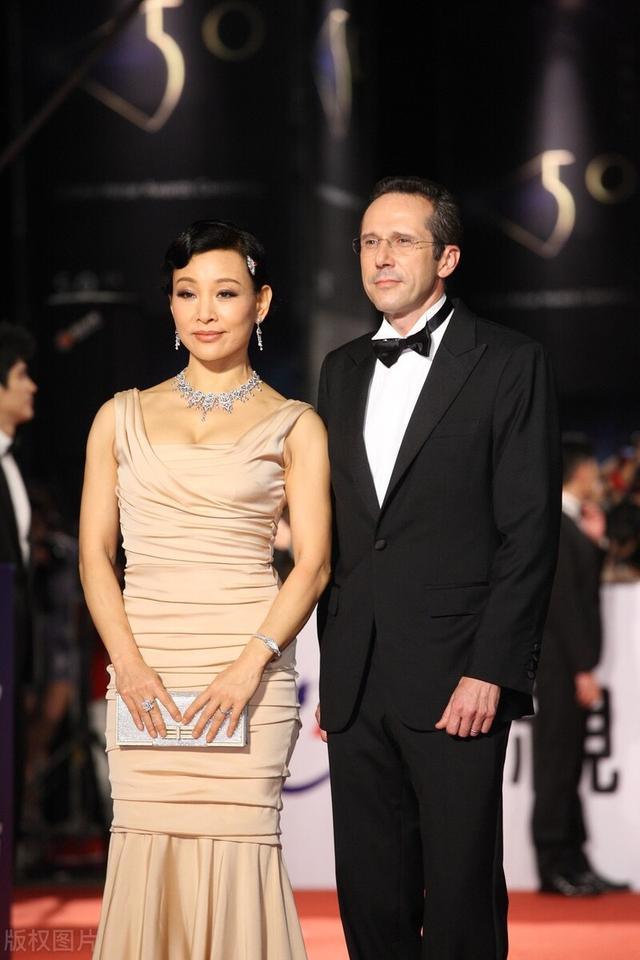 香槟色是什么颜色，珍珠香槟色是什么颜色（穿香槟色连衣裙配复古卷发）