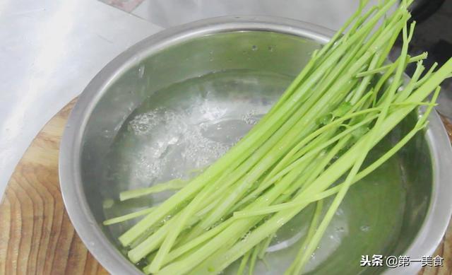 炒芹菜的方法既简单又干净，芹菜清脆不变色