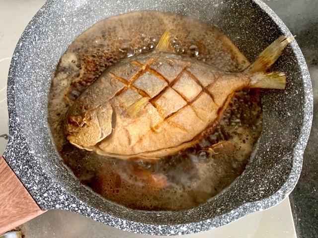 鳊鱼的做法 如何做鳊鱼，鳊鱼的做法（鳊鱼这么做）