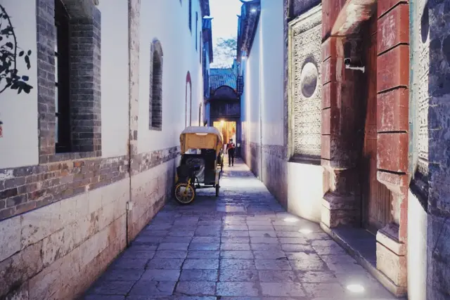 昆明周边好玩的地方，昆明周边好玩的地方有哪些（来到四季如春的昆明）