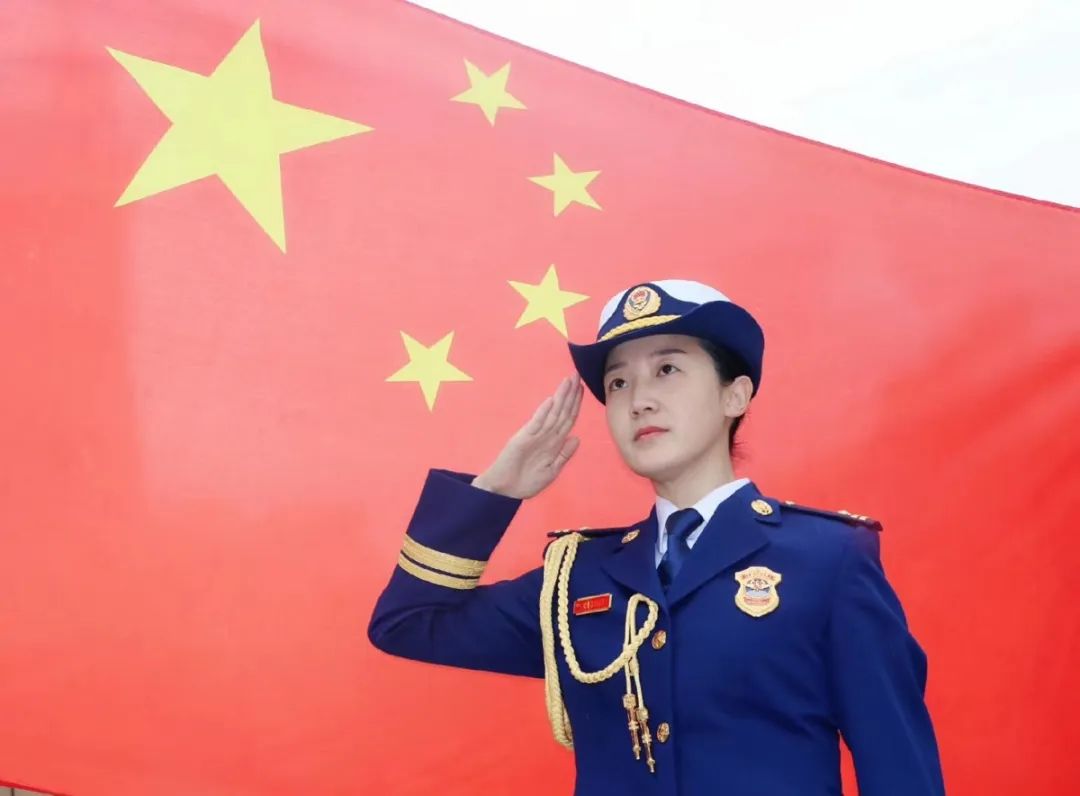 中,她们英姿飒爽,坚守职责,在消防岗位上绚丽绽放而在这群"蓝朋友"中