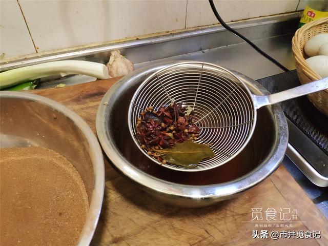 怎么腌使鸭蛋出油，怎么腌鸭蛋出油又好吃的用盐水（我妈腌咸鸭蛋几十年零失败）