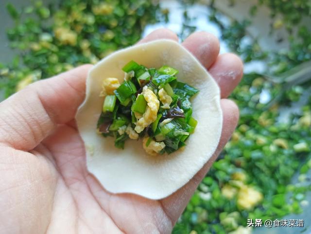 如何捏饺子，如何快速包饺子（家家户户包饺子“捏小人”）