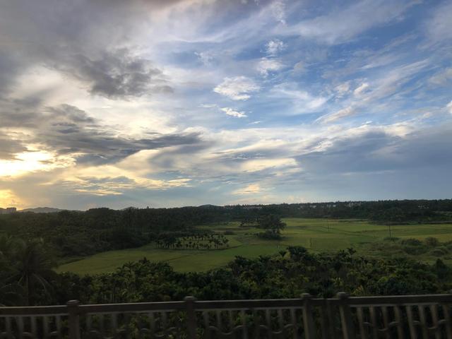 三亚怎么去海口，三亚怎么去海口方便（早晨三亚~海口的列车上也是满满的景色宜人）