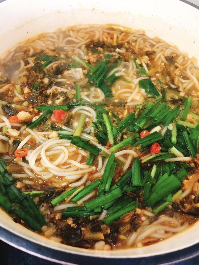 酸菜炒粉的做法，酸辣土豆粉的做法 最正宗的做法（酸菜遇上米线）