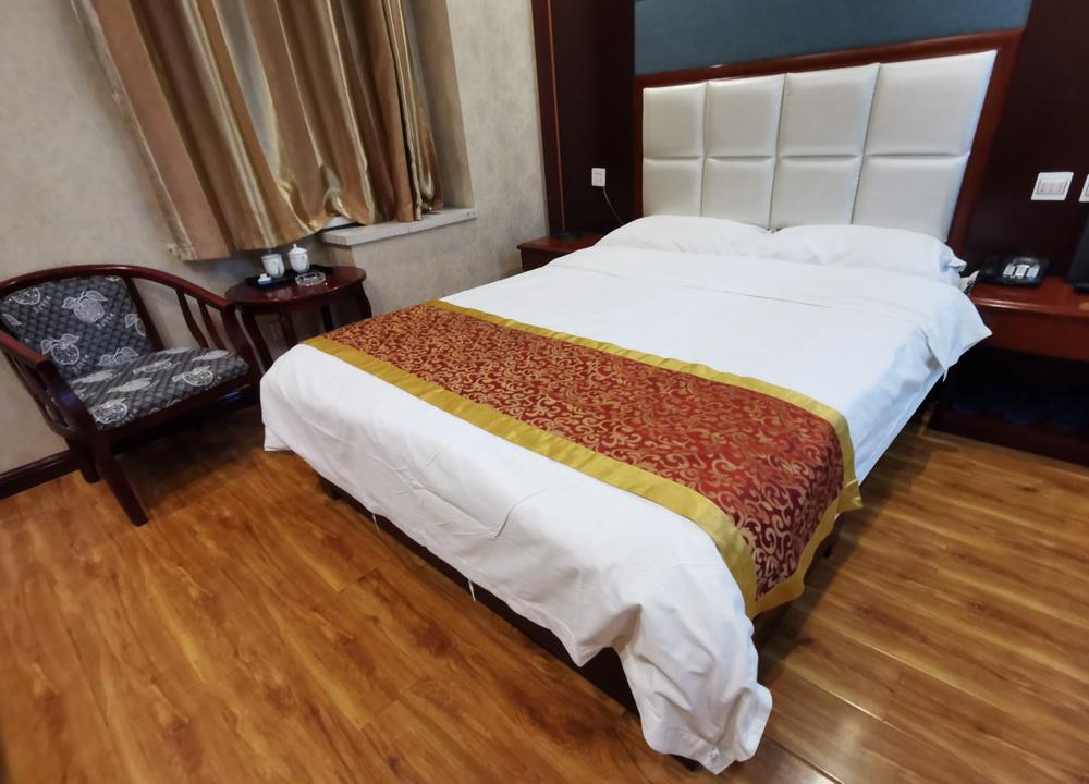 酒店床上一条长条布有什么用？是为了好看吗？