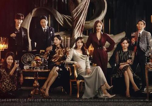 韩剧顶楼露娜和雪雅是同一个人吗，韩剧顶楼雪雅和露娜是一个人演的吗（《顶楼》中露娜母女的角色为什么引起评论区一致倒伐）