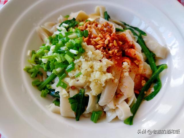 家常削面怎样做，家常刀削面怎么做（冬天就好这一口油泼刀削面）