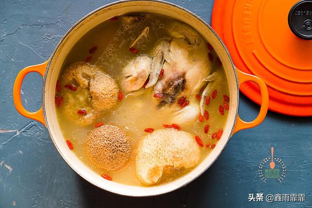 鸡汤怎么炖最补血 试试这道猴头菇炖鸡汤，鸡汤怎么炖最补血（推荐一道养生膳食）