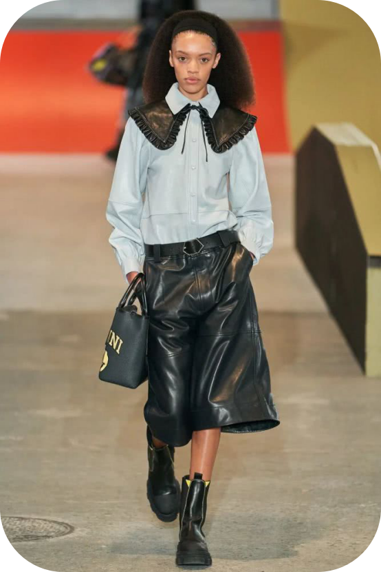 长袖黑色西装搭配浅灰色线条裙,一双黑色高跟鞋和衣服的颜色相得益彰