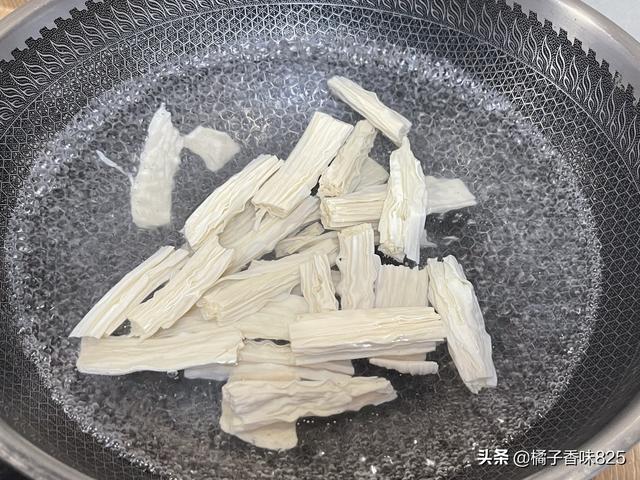 腐竹凉拌怎么做，凉拌腐竹怎么做又软又好吃（凉拌腐竹怎样才能做出饭店的口感）