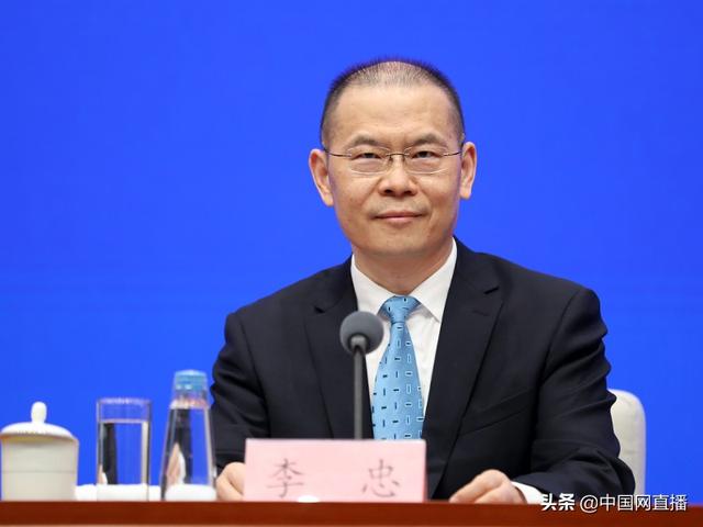 3时举行国务院政策例行吹风会,人力资源社会保障部副部长李忠和财政部