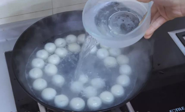 汤圆怎么煮好吃，怎么煮汤圆好吃（个个软糯香甜不开裂）