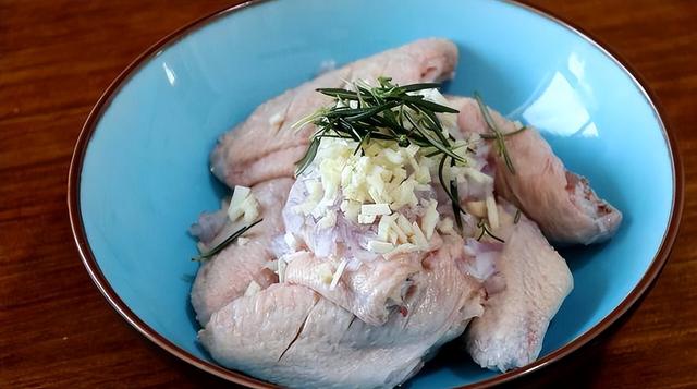 鸡翅的做法大全，鸡翅的做法大全家常红烧鸡翅（夏天出汗多胃口差）