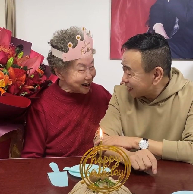 潘长江的婚姻观，潘长江为86岁母亲庆生